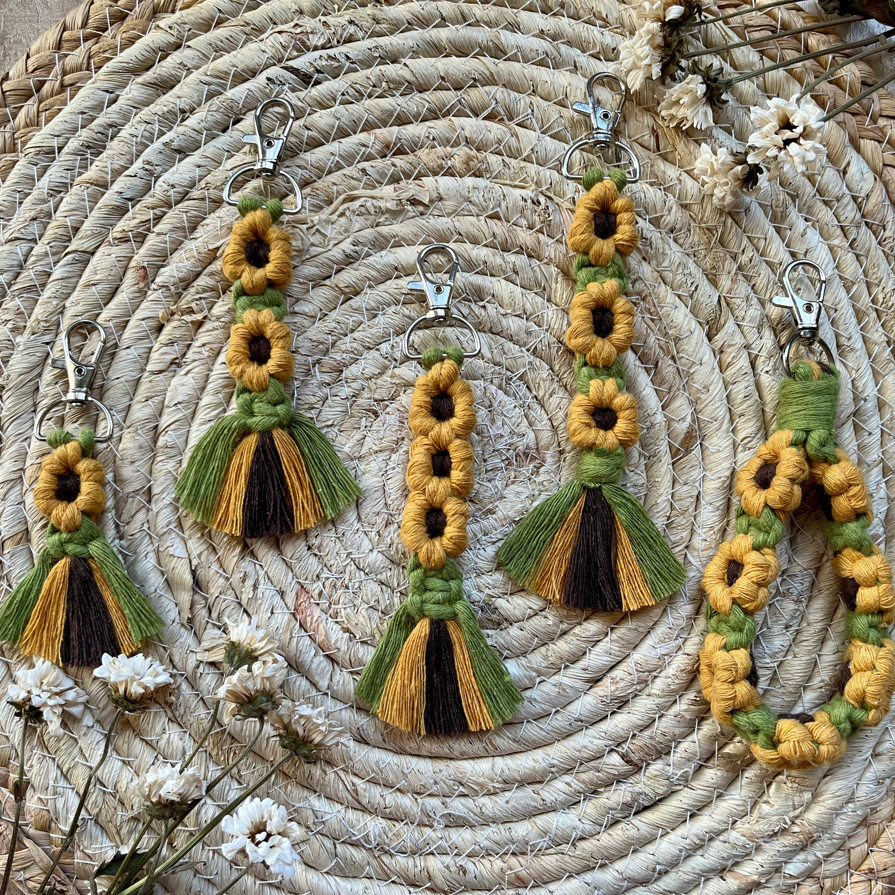 Makramee Blumen Schlüsselanhänger Gelb & Grün, Gast- und Muttertagsgeschenk, Boho Stil, Handgemacht, Taschenanhänger