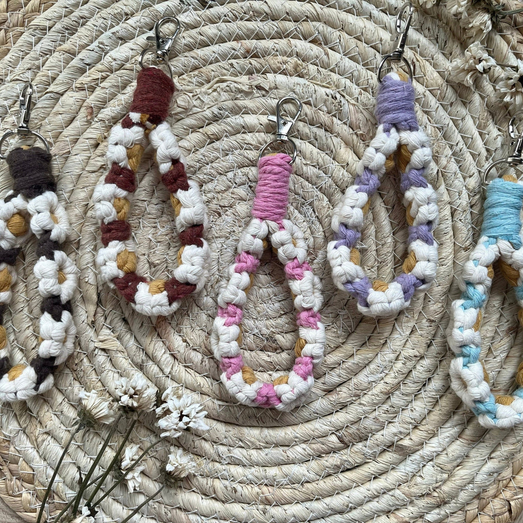 Handgemachter Blumen Makramee Schlüsselanhänger – Wähle deine Farbe | Boho Stil | Individuell | Perfektes Geschenk