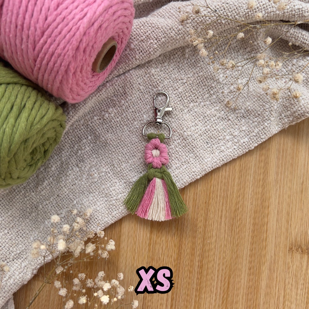 Makramee Blumen Schlüsselanhänger Rosa & Grün, Gast- und Muttertagsgeschenk, Boho Stil, Handgemacht, Taschenanhänger