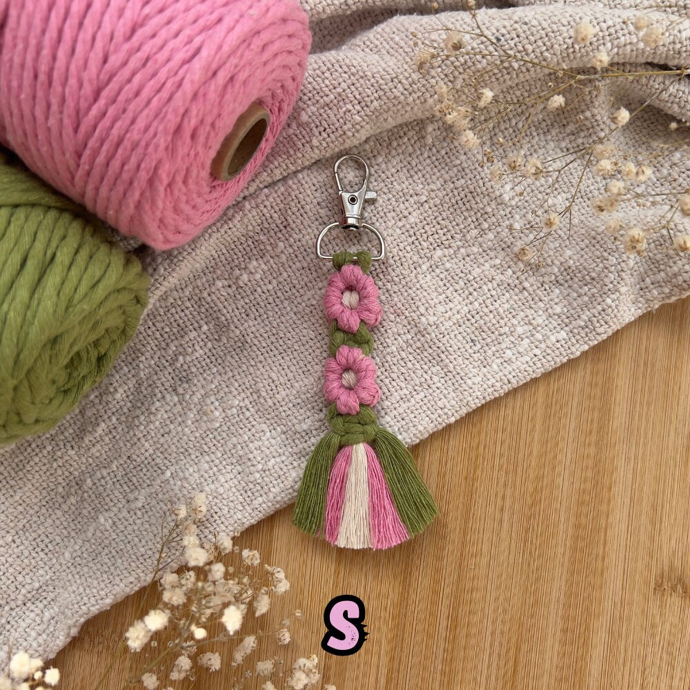 Makramee Blumen Schlüsselanhänger Rosa & Grün, Gast- und Muttertagsgeschenk, Boho Stil, Handgemacht, Taschenanhänger