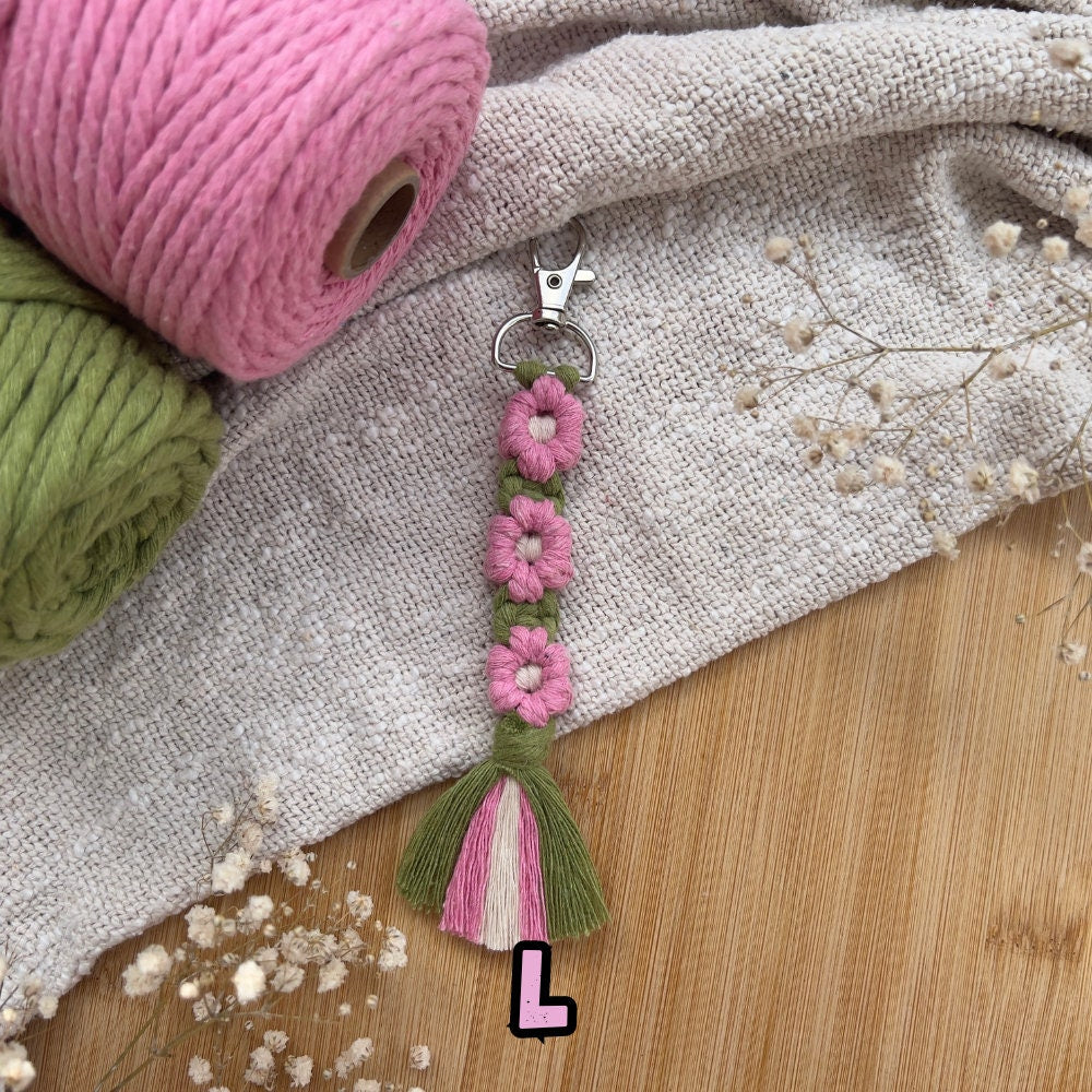 Makramee Blumen Schlüsselanhänger Rosa & Grün, Gast- und Muttertagsgeschenk, Boho Stil, Handgemacht, Taschenanhänger