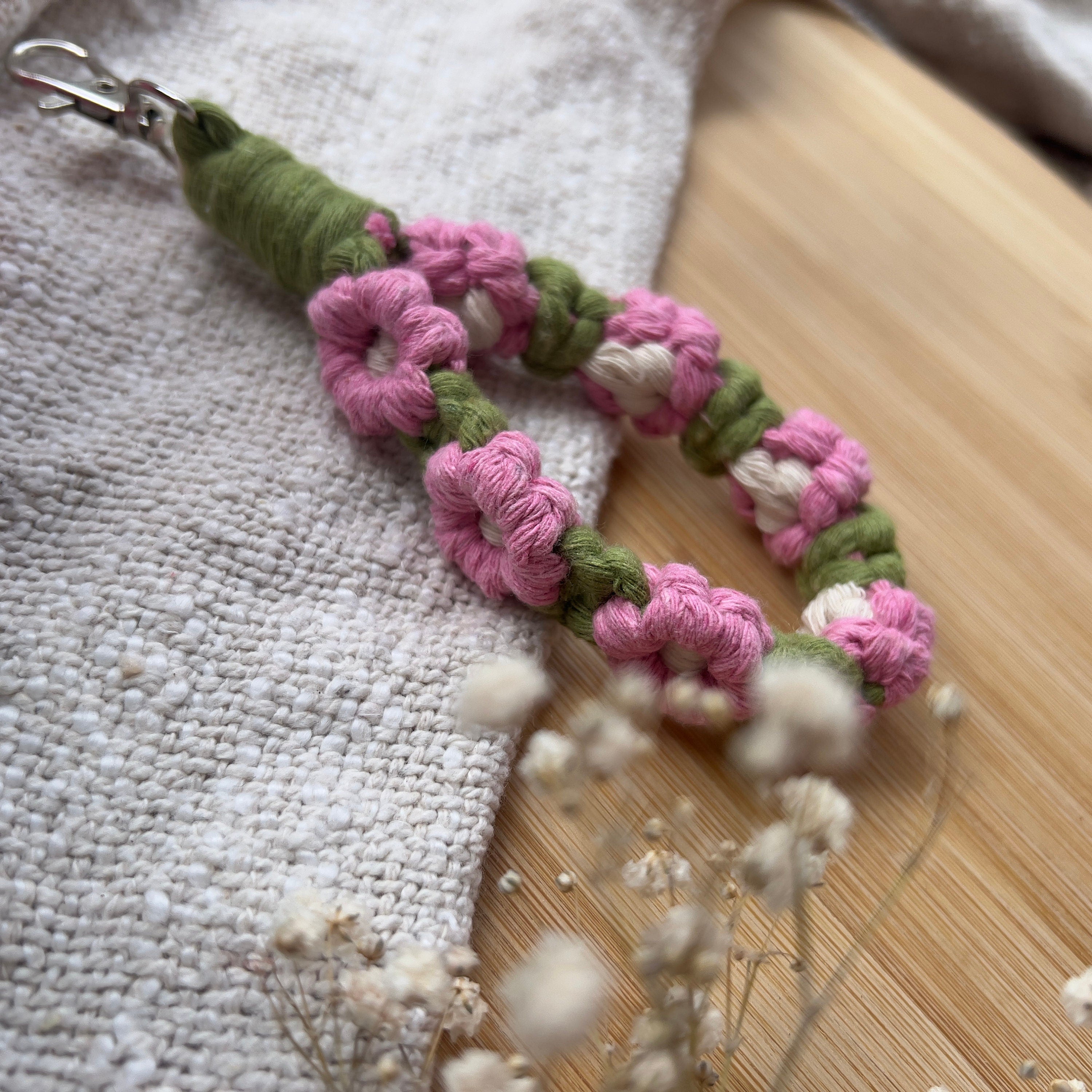 Makramee Blumen Schlüsselanhänger Rosa & Grün, Gast- und Muttertagsgeschenk, Boho Stil, Handgemacht, Taschenanhänger