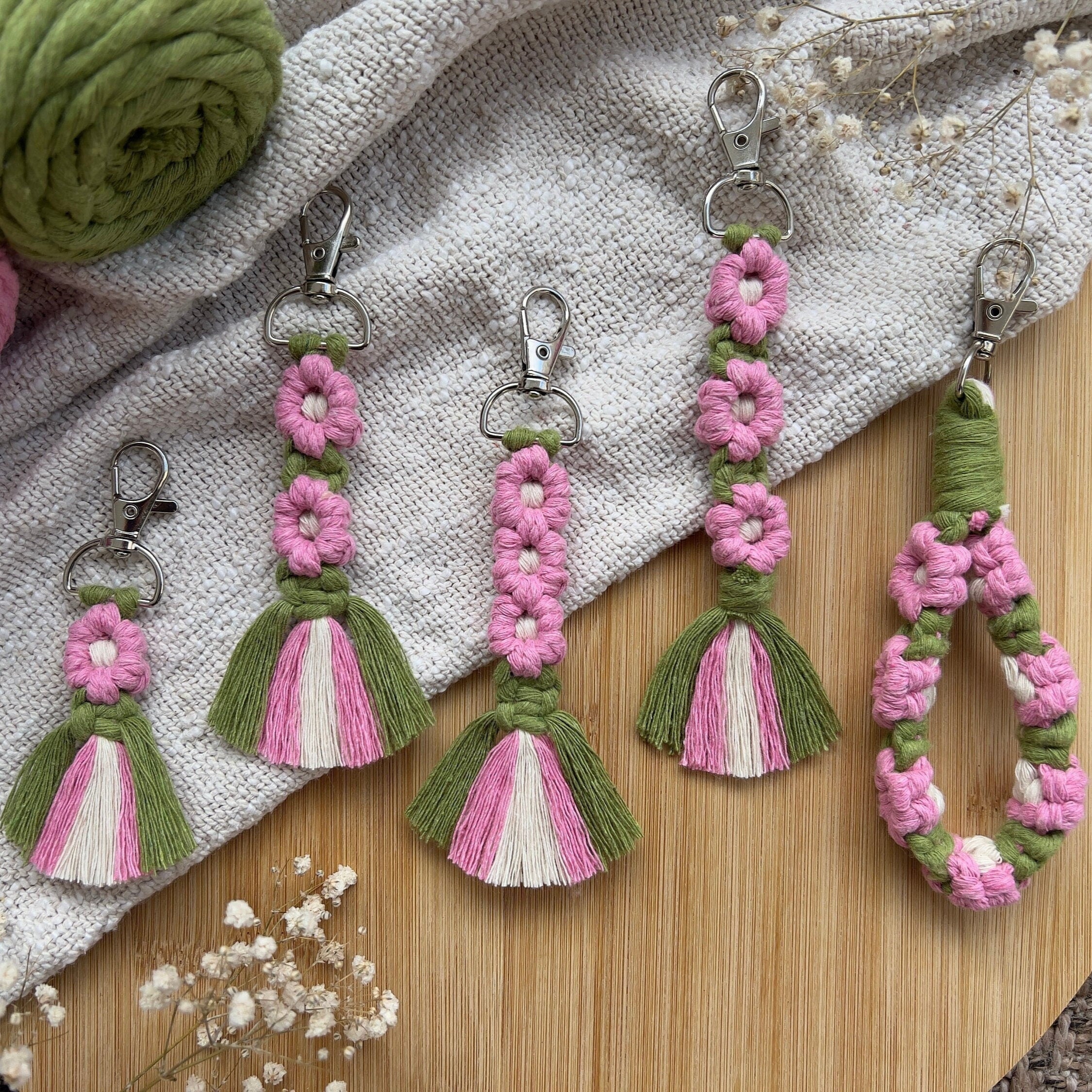 Makramee Blumen Schlüsselanhänger Rosa & Grün, Gast- und Muttertagsgeschenk, Boho Stil, Handgemacht, Taschenanhänger