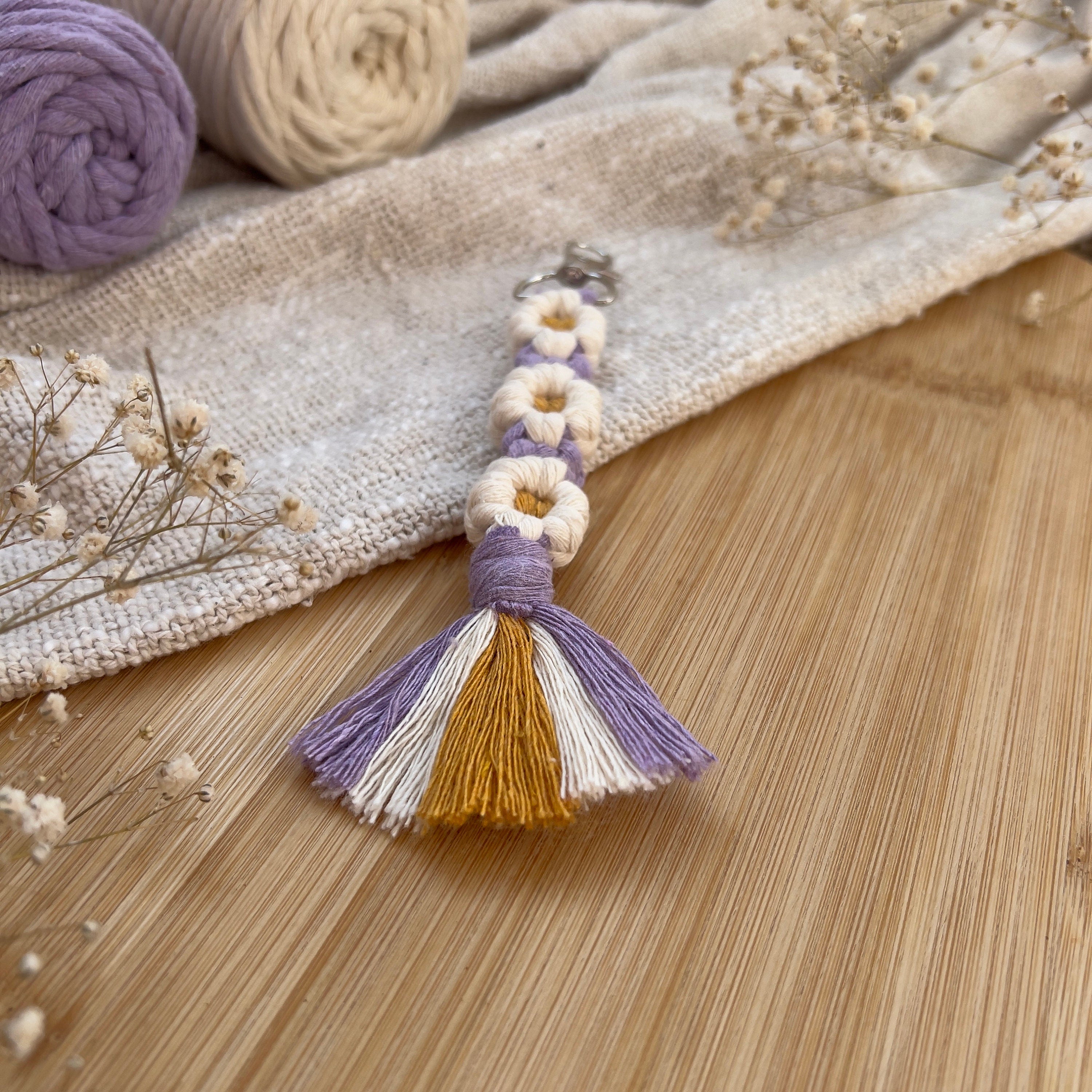 Makramee Blumen Schlüsselanhänger Flieder Lila, Geschenk für Sie, Boho Stil, Handgemacht, Taschenanhänger