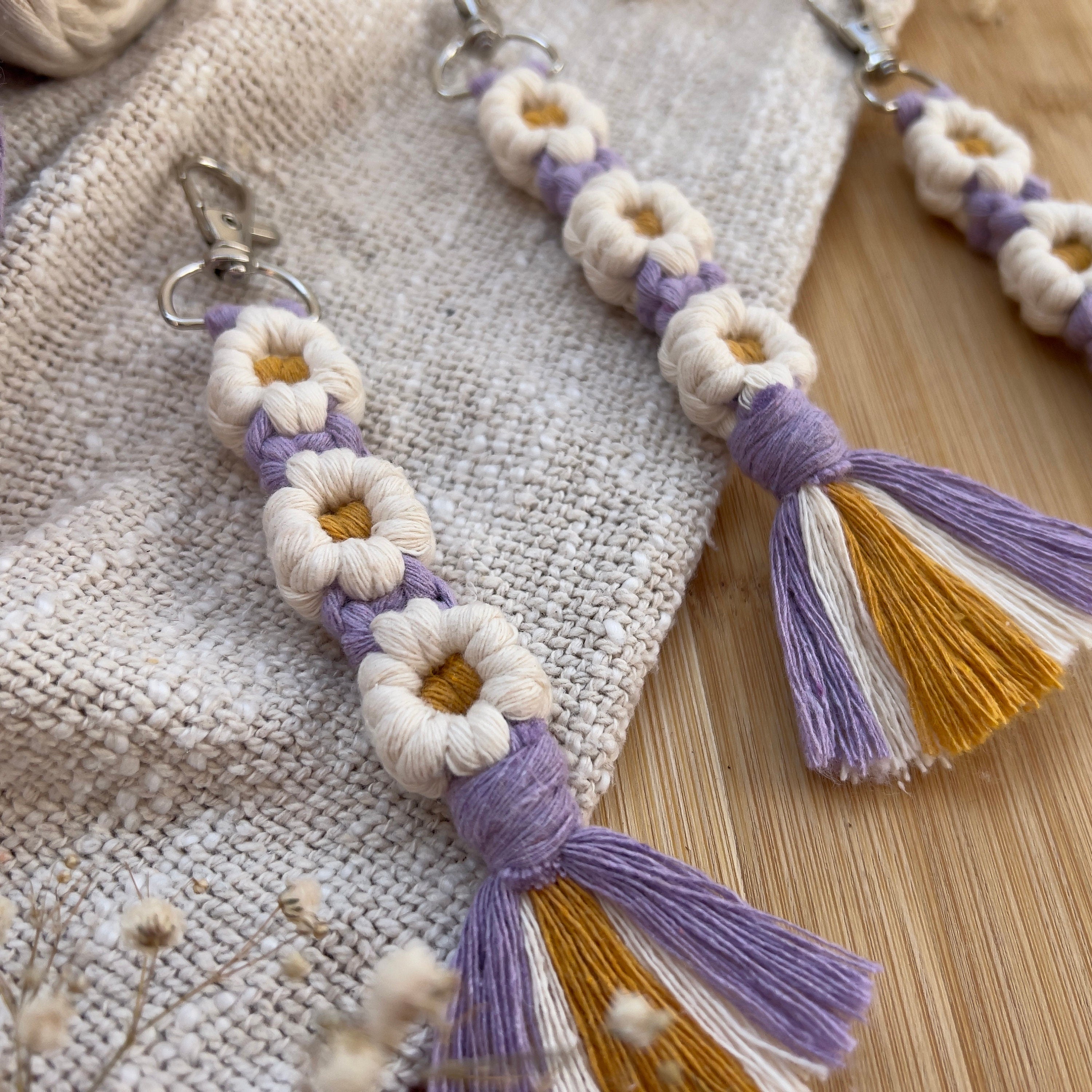 Makramee Blumen Schlüsselanhänger Flieder Lila, Geschenk für Sie, Boho Stil, Handgemacht, Taschenanhänger