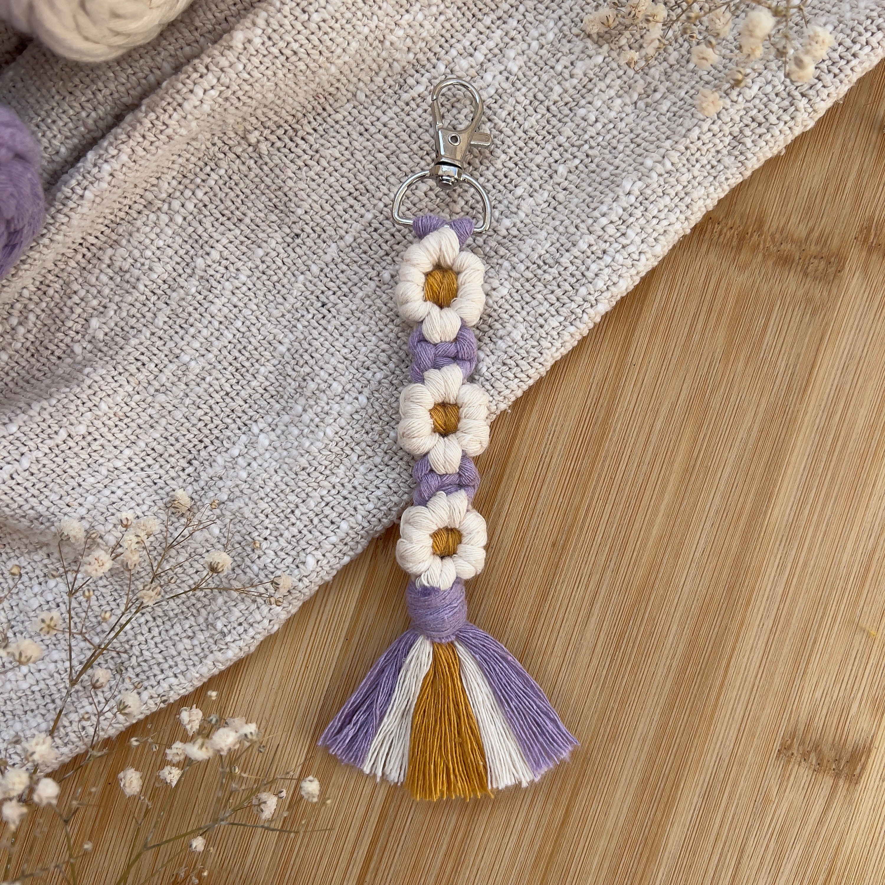 Makramee Blumen Schlüsselanhänger Flieder Lila, Geschenk für Sie, Boho Stil, Handgemacht, Taschenanhänger