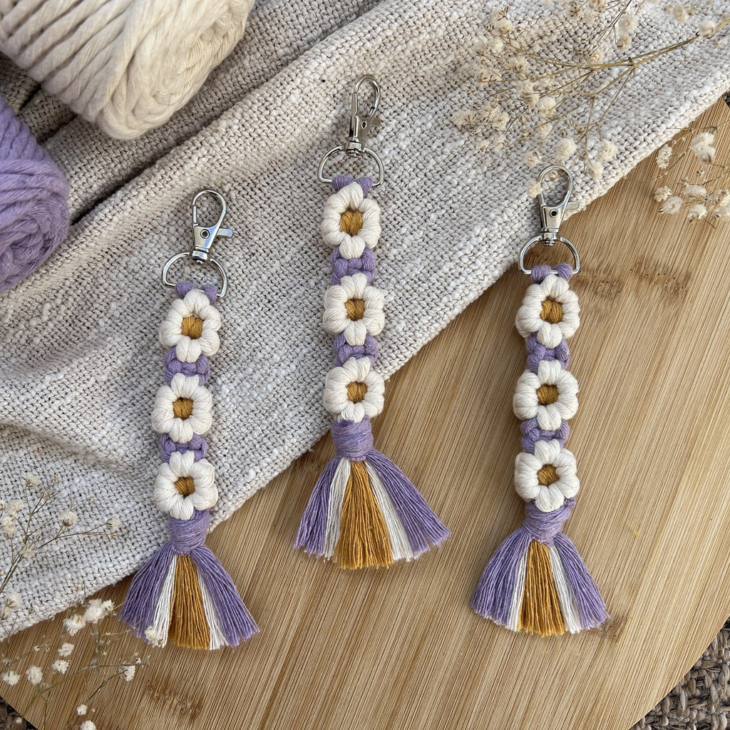 Makramee Blumen Schlüsselanhänger Flieder Lila, Geschenk für Sie, Boho Stil, Handgemacht, Taschenanhänger