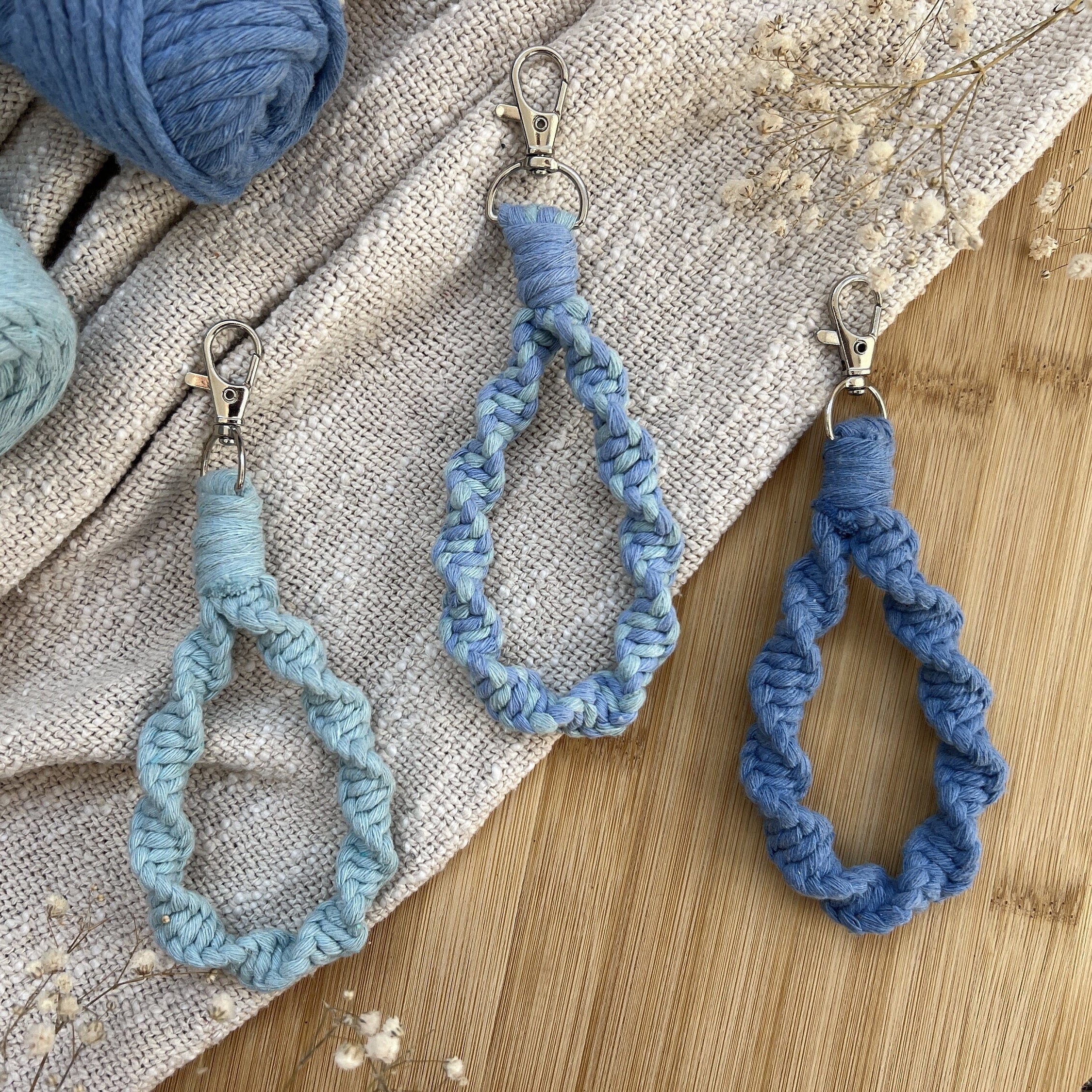Gedrehter Twister Makramee Schlüsselanhänger Blau, Geschenk für Sie, Boho Stil, Handgemacht, Taschenanhänger