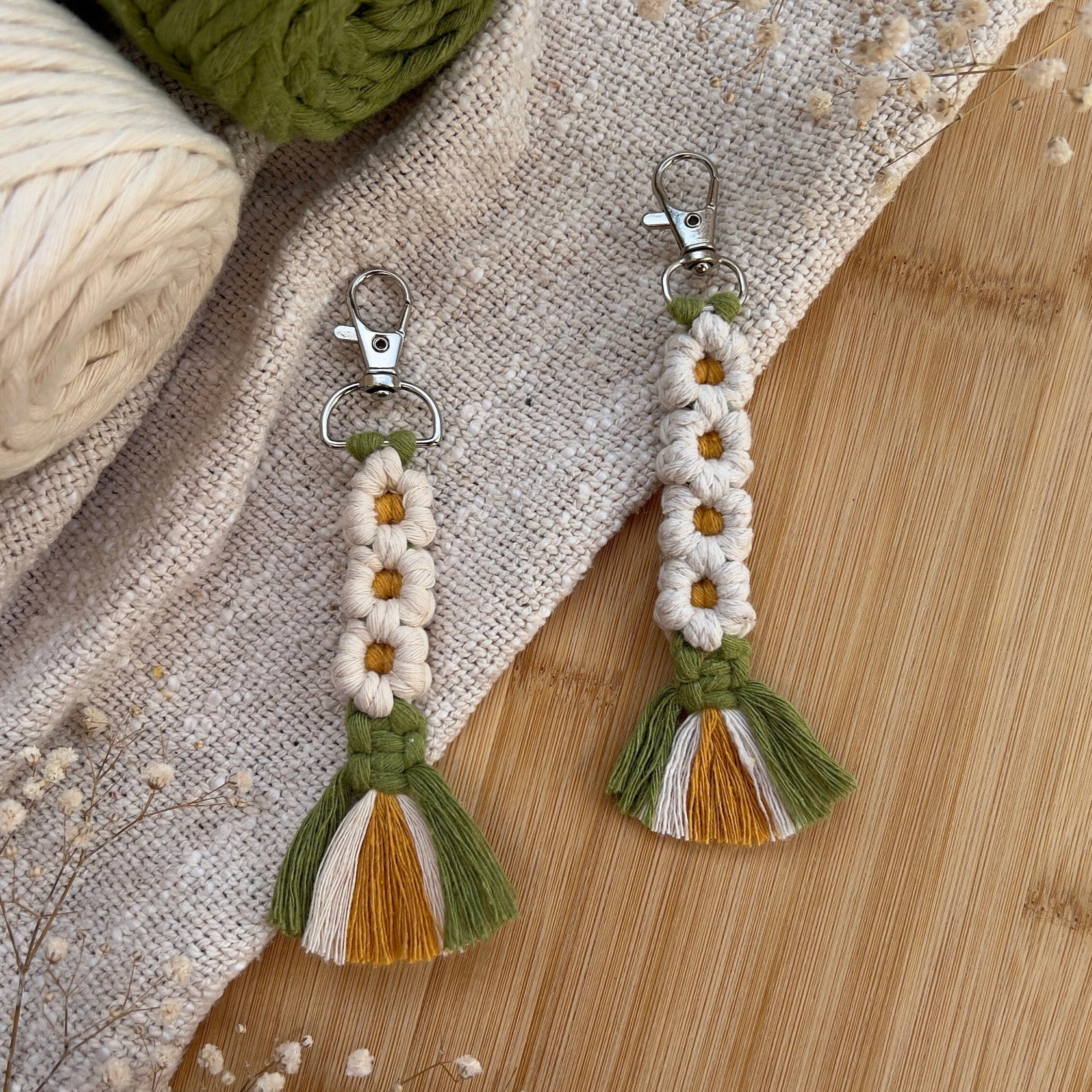 Makramee Blumen Schlüsselanhänger Grün, Geschenk für Sie, Boho Stil, Handgemacht, Taschenanhänger