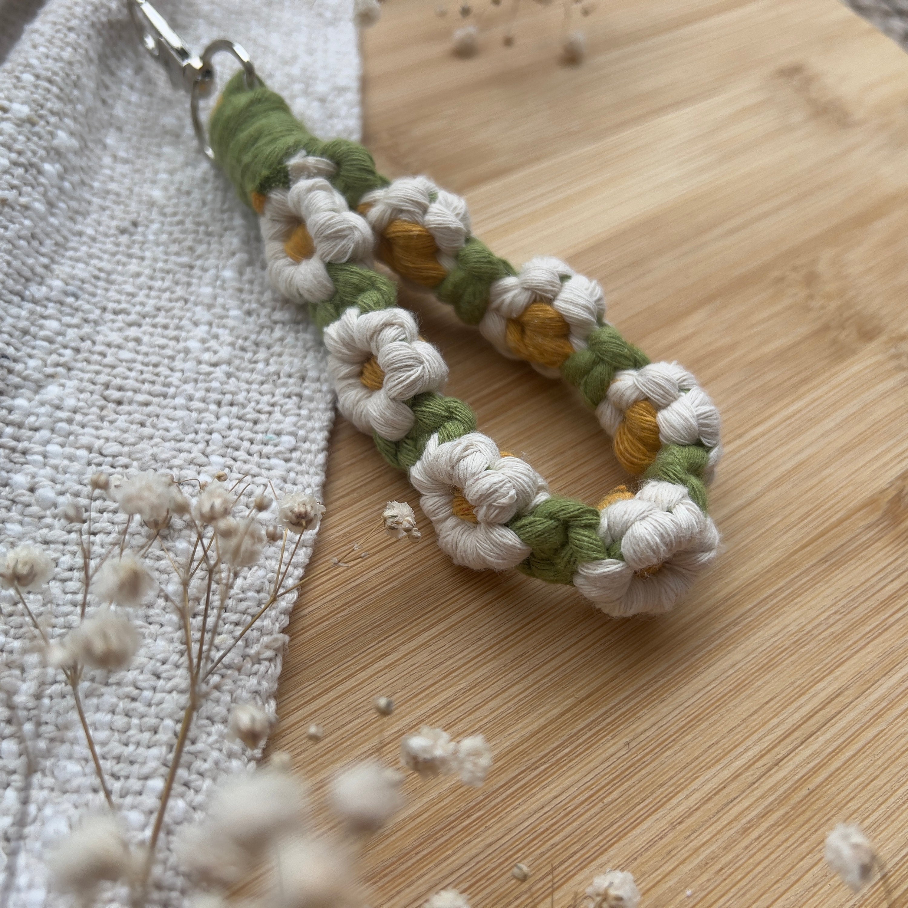 Makramee Blumen Schlüsselanhänger Grün, Gast- & Muttertagsgeschenk, Boho Stil, Handgemacht, Taschenanhänger