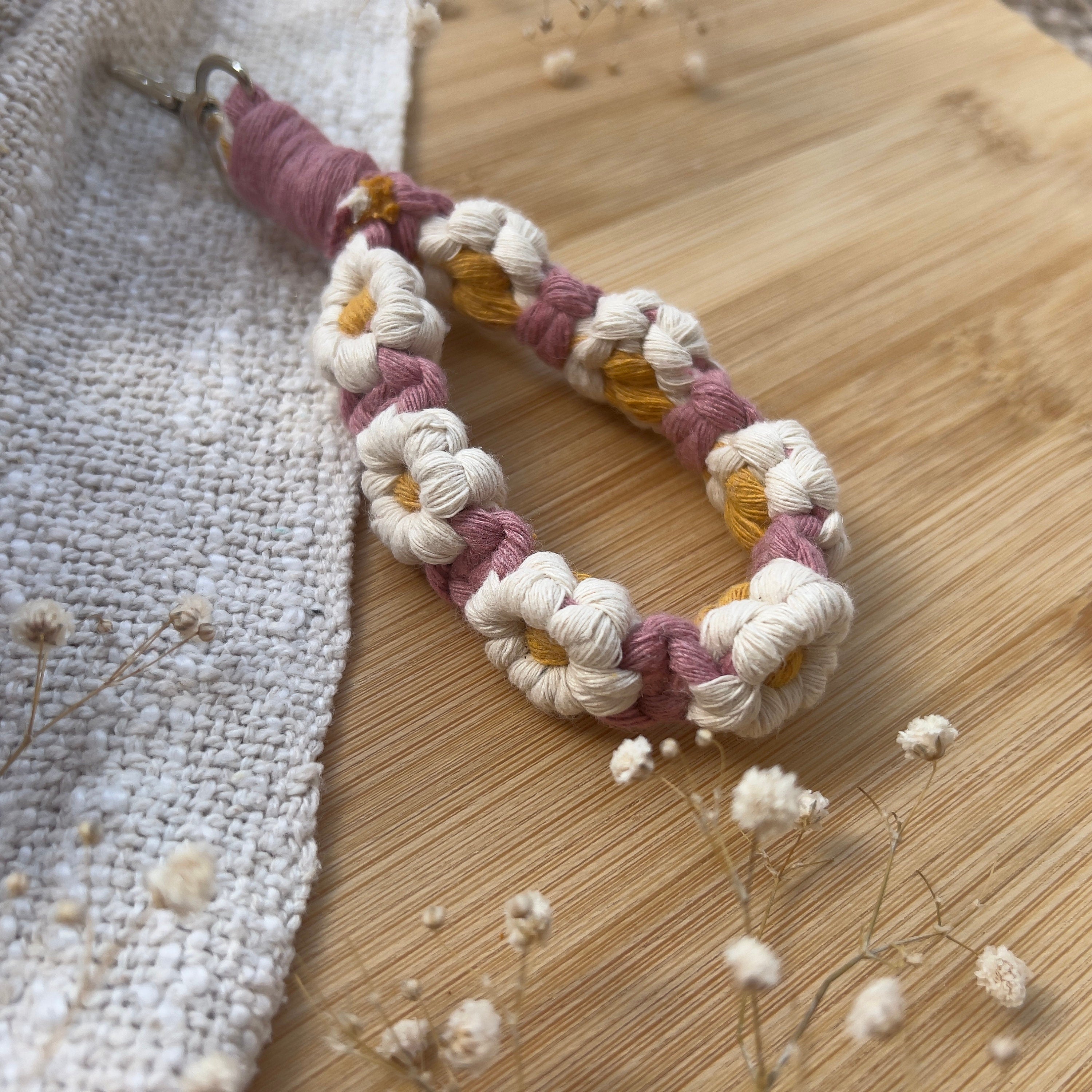 Makramee Blumen Schlüsselanhänger Alt-Rosa, Gast- & Muttertagsgeschenk, Boho Stil, Handgemacht, Taschenanhänger