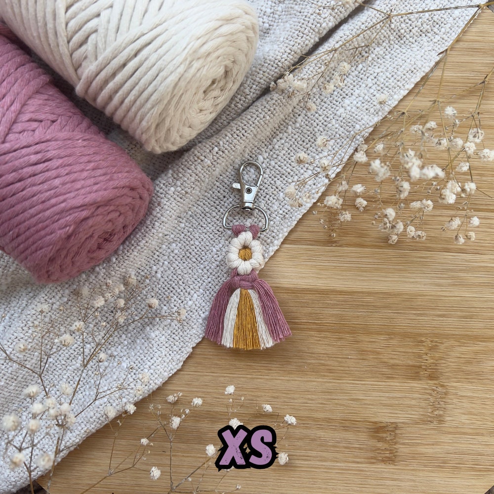 Makramee Blumen Schlüsselanhänger Alt-Rosa, Gast- & Muttertagsgeschenk, Boho Stil, Handgemacht, Taschenanhänger