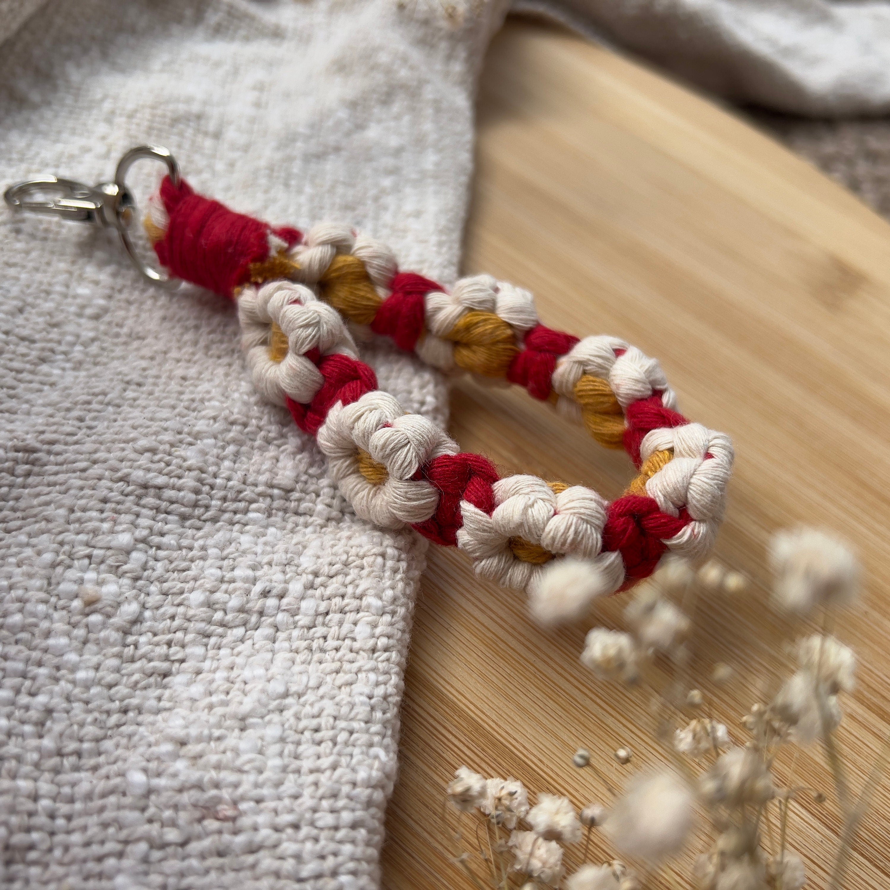 Makramee Blumen Schlüsselanhänger Rot, Gast- & Muttertagsgeschenk, Boho Stil, Handgemacht, Taschenanhänger