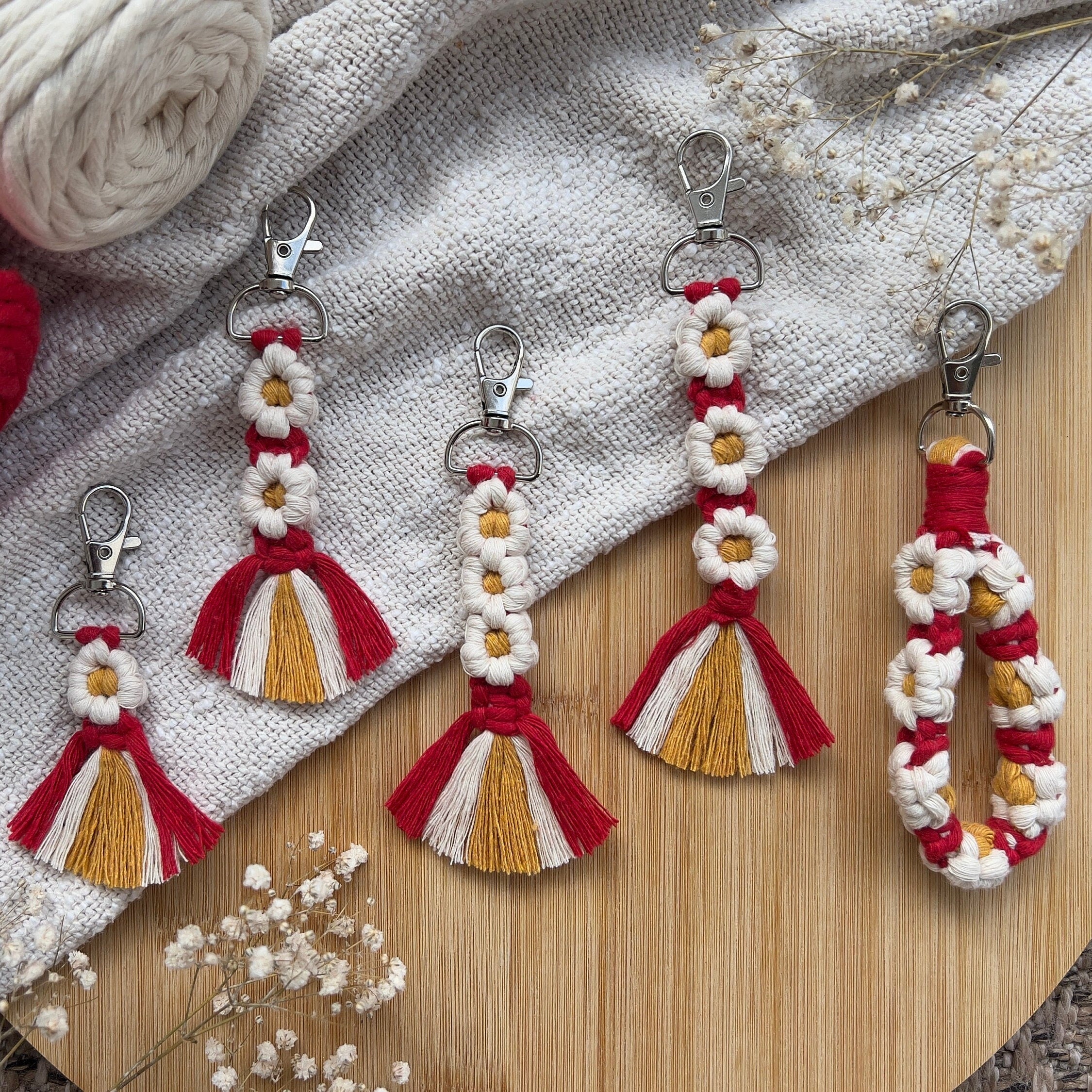 Makramee Blumen Schlüsselanhänger Rot, Gast- & Muttertagsgeschenk, Boho Stil, Handgemacht, Taschenanhänger