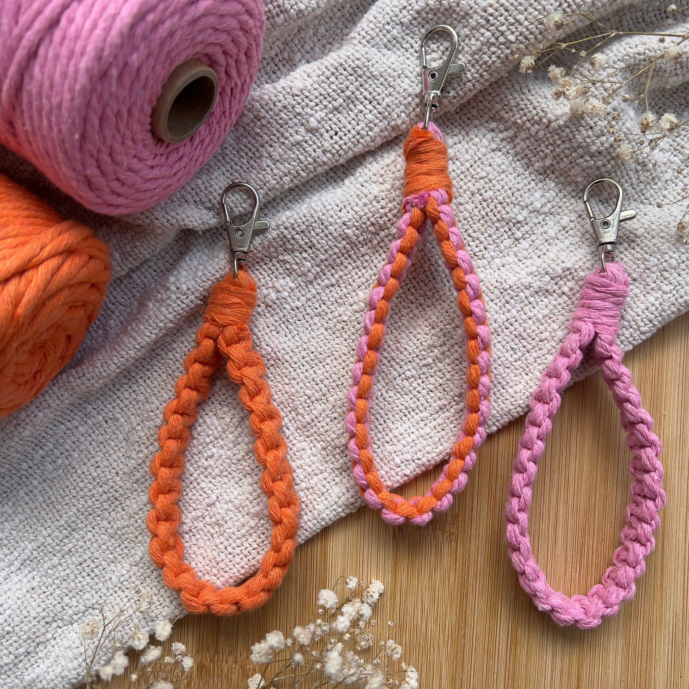 Makramee Sonnen Schlüsselanhänger Orange & Rosa, Sommer Accessoire, Boho Stil, Geschenk für Sie, Handgemacht