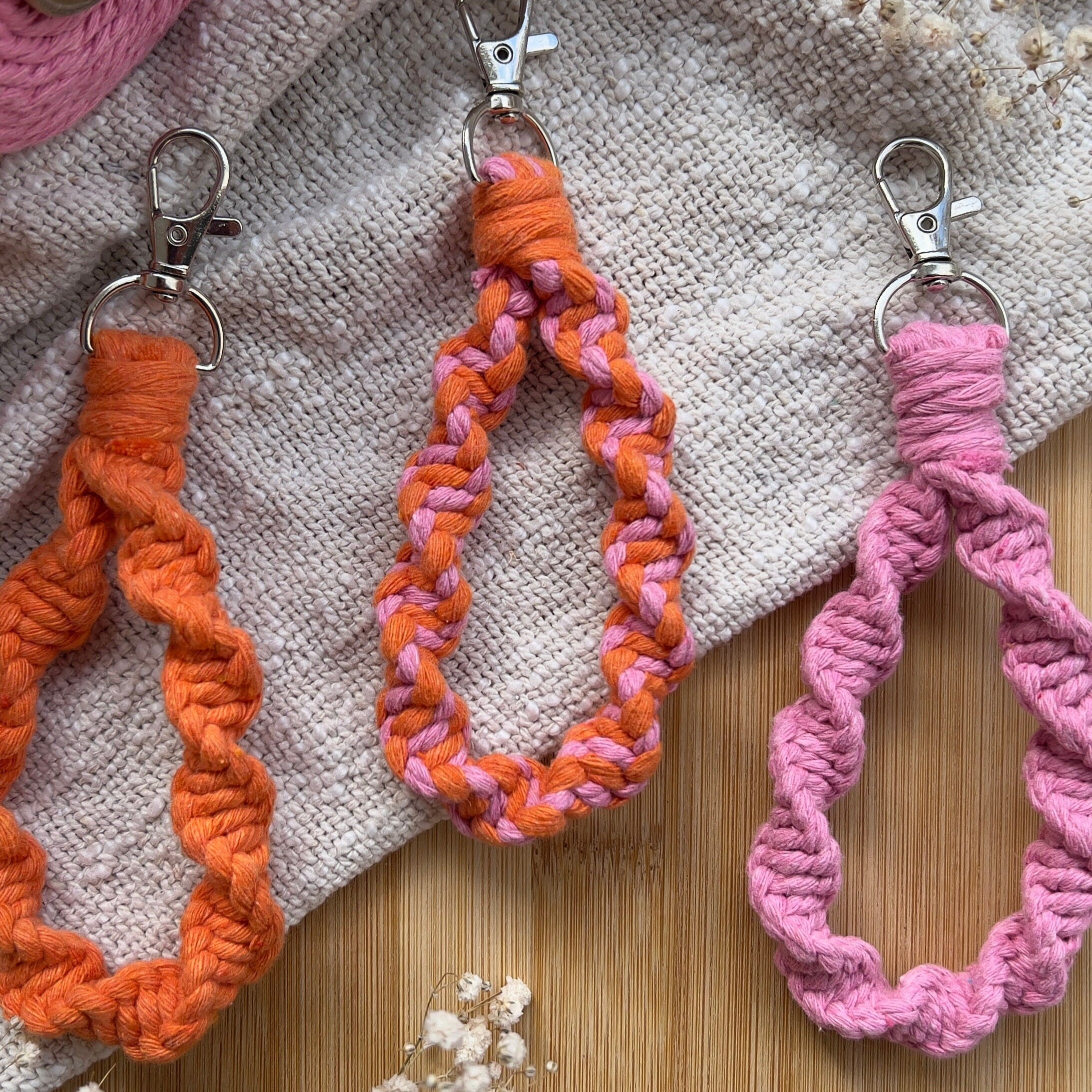 Makramee Spirale Schlüsselanhänger Orange & Rosa, Sommer Accessoire, Boho Stil, Geschenk für Sie, Handgemacht