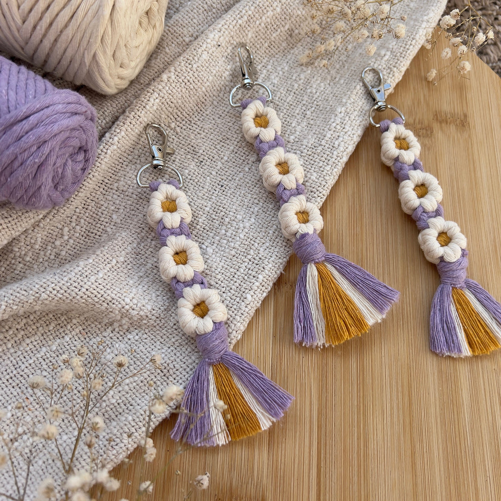 Makramee Blumen Schlüsselanhänger Flieder Lila, Geschenk für Sie, Boho Stil, Handgemacht, Taschenanhänger