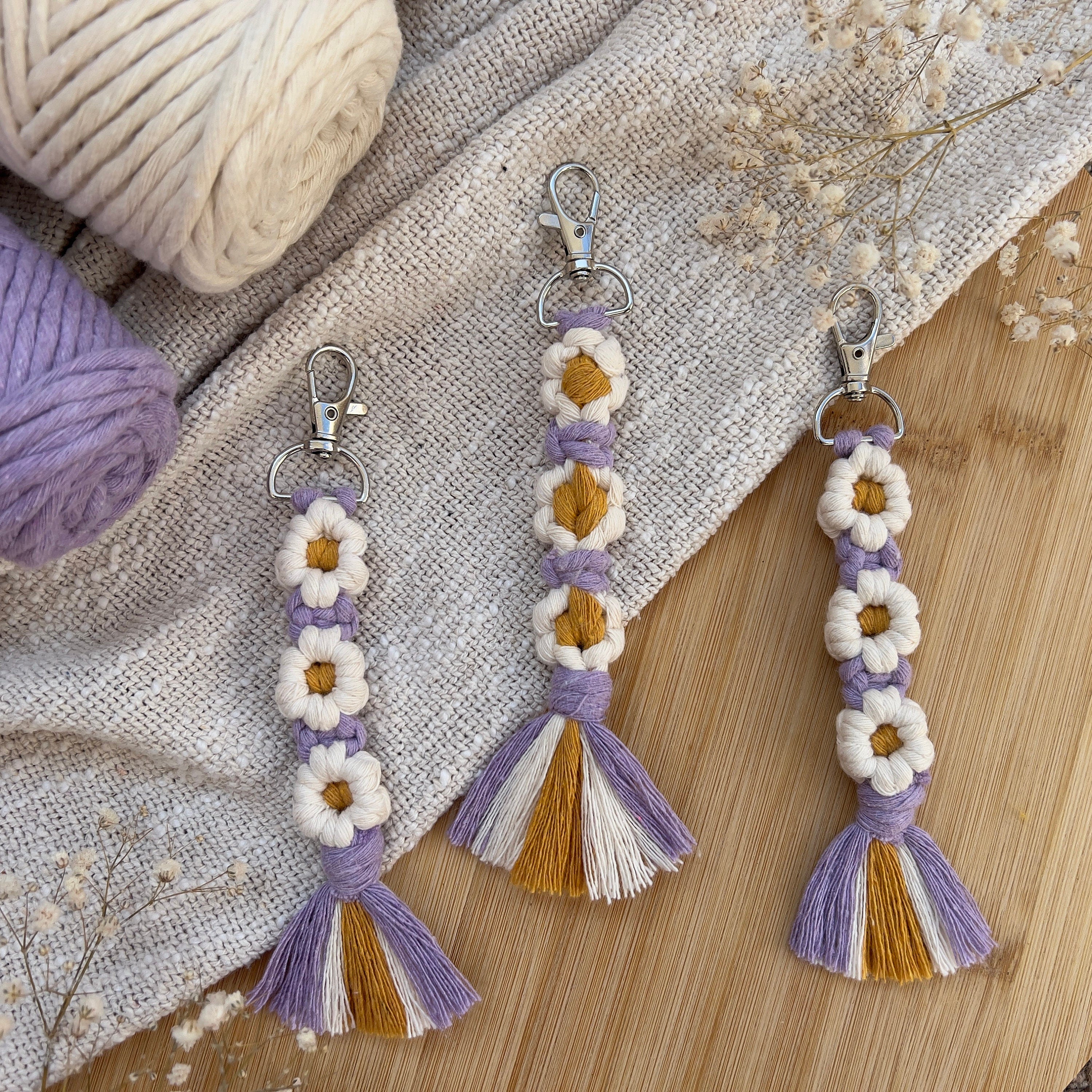 Makramee Blumen Schlüsselanhänger Flieder Lila, Geschenk für Sie, Boho Stil, Handgemacht, Taschenanhänger