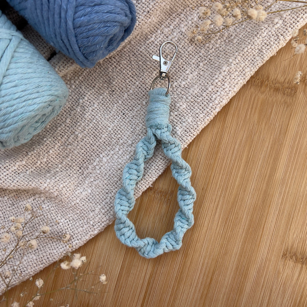 Gedrehter Twister Makramee Schlüsselanhänger Blau, Geschenk für Sie, Boho Stil, Handgemacht, Taschenanhänger