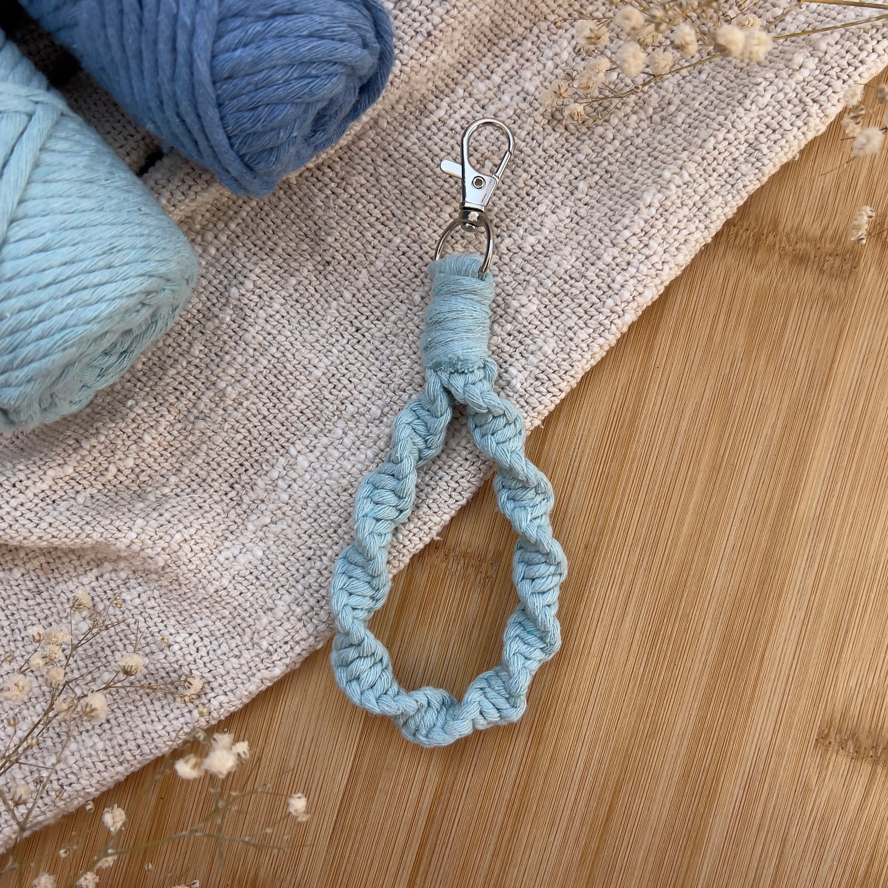 Gedrehter Twister Makramee Schlüsselanhänger Blau, Geschenk für Sie, Boho Stil, Handgemacht, Taschenanhänger