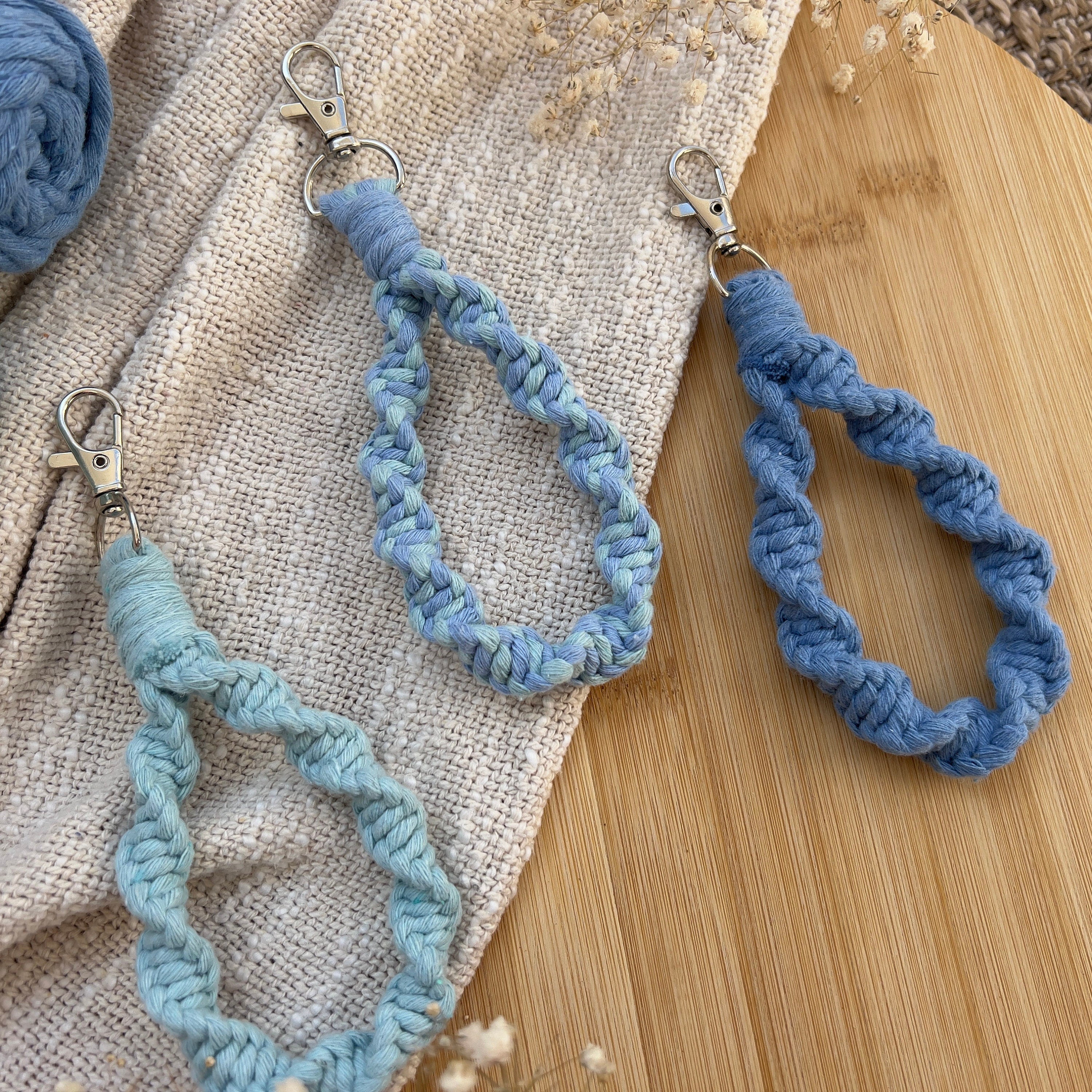Gedrehter Twister Makramee Schlüsselanhänger Blau, Geschenk für Sie, Boho Stil, Handgemacht, Taschenanhänger