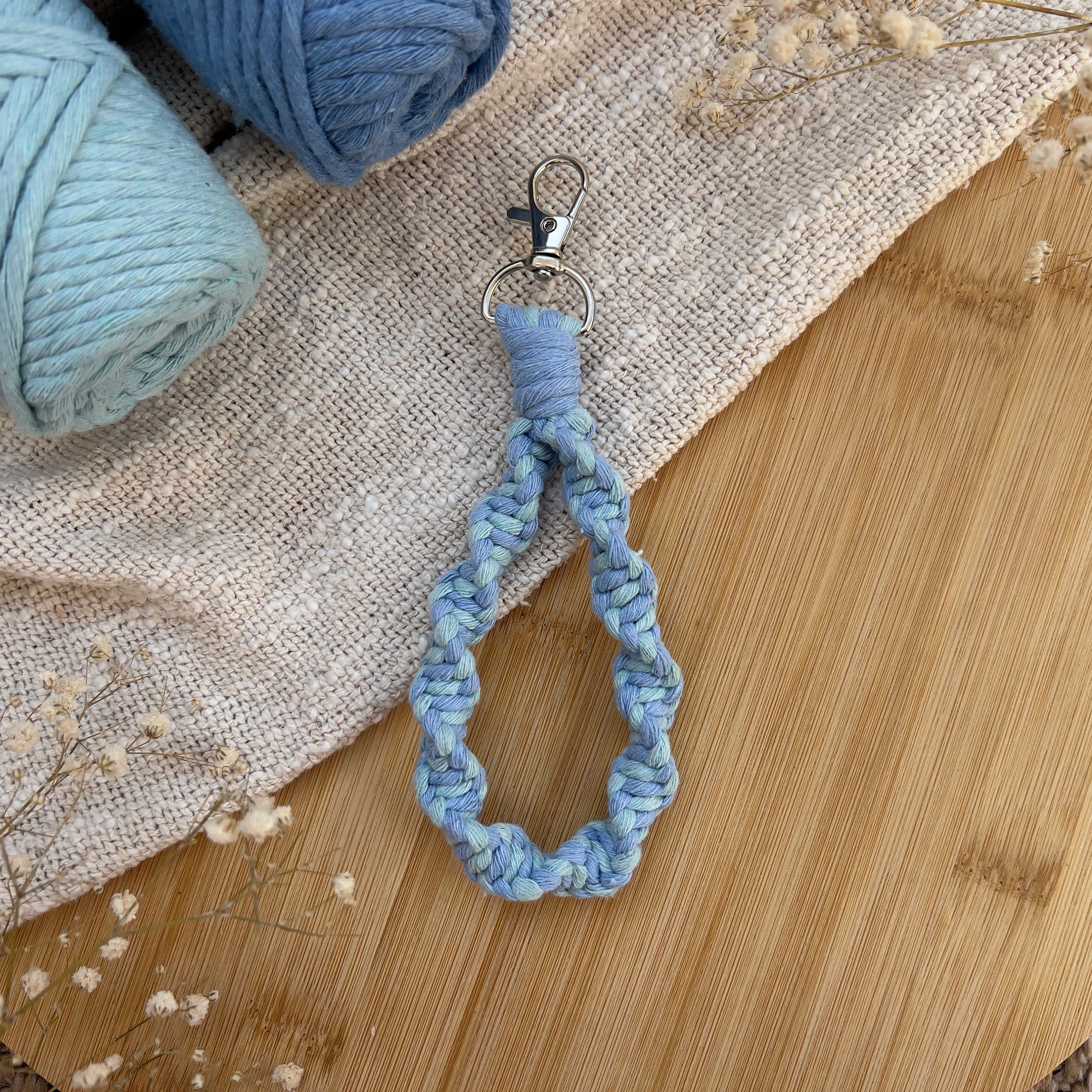 Gedrehter Twister Makramee Schlüsselanhänger Blau, Geschenk für Sie, Boho Stil, Handgemacht, Taschenanhänger