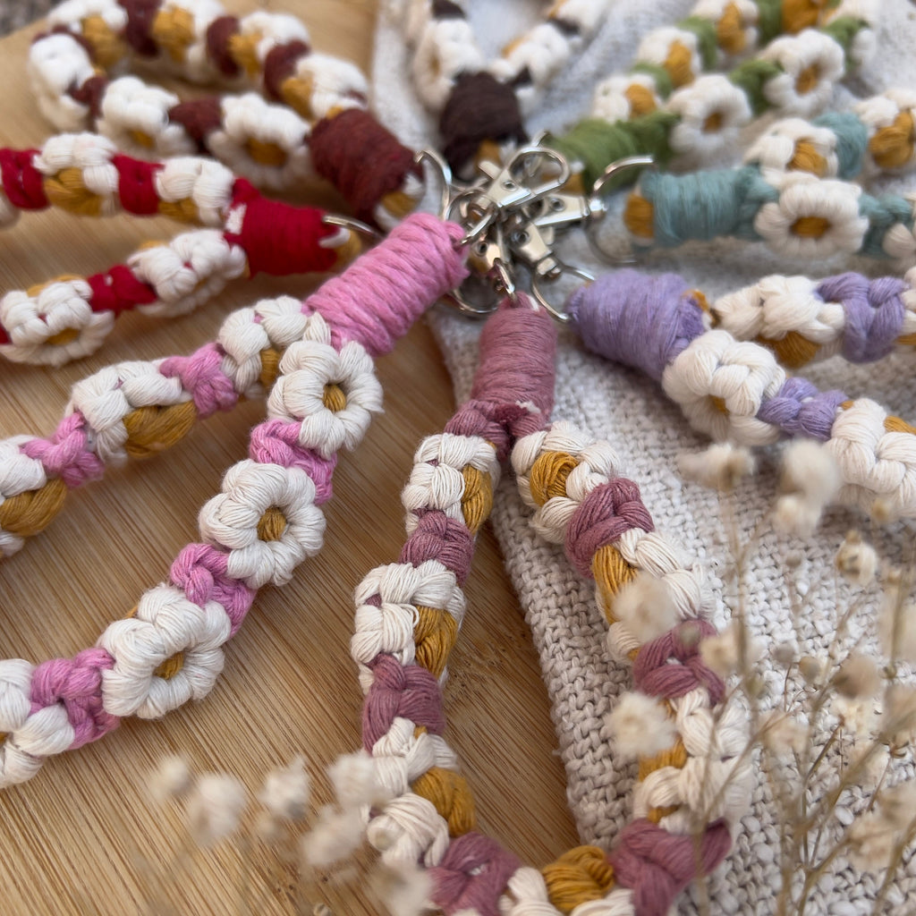 Handgemachter Blumen Makramee Schlüsselanhänger, Wähle deine Farbe, Boho Stil, Nachhaltig & Individuell, Perfektes Geschenk