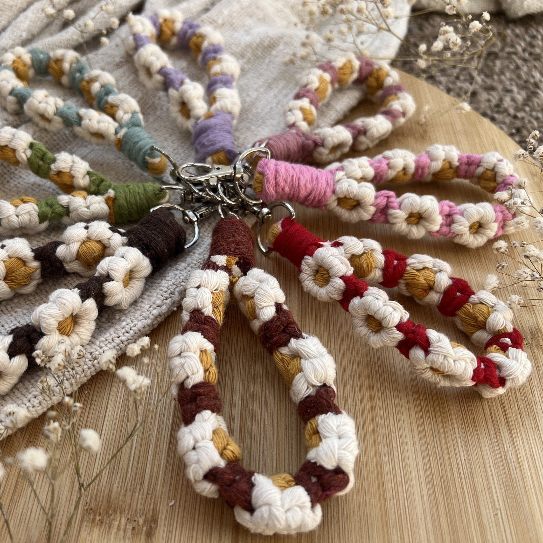 Handgemachter Blumen Makramee Schlüsselanhänger, Wähle deine Farbe, Boho Stil, Nachhaltig & Individuell, Perfektes Geschenk