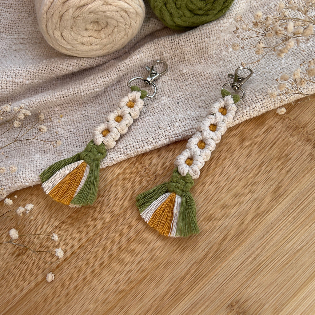 Makramee Blumen Schlüsselanhänger Grün, Geschenk für Sie, Boho Stil, Handgemacht, Taschenanhänger