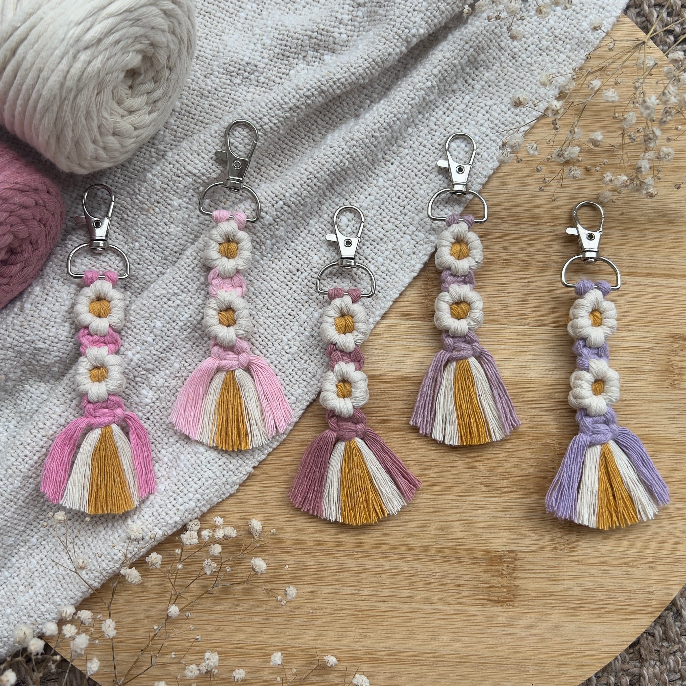 Makramee Blumen Schlüsselanhänger Rosa, Gast- & Muttertagsgeschenk, Boho Stil, Handgemacht, Taschenanhänger