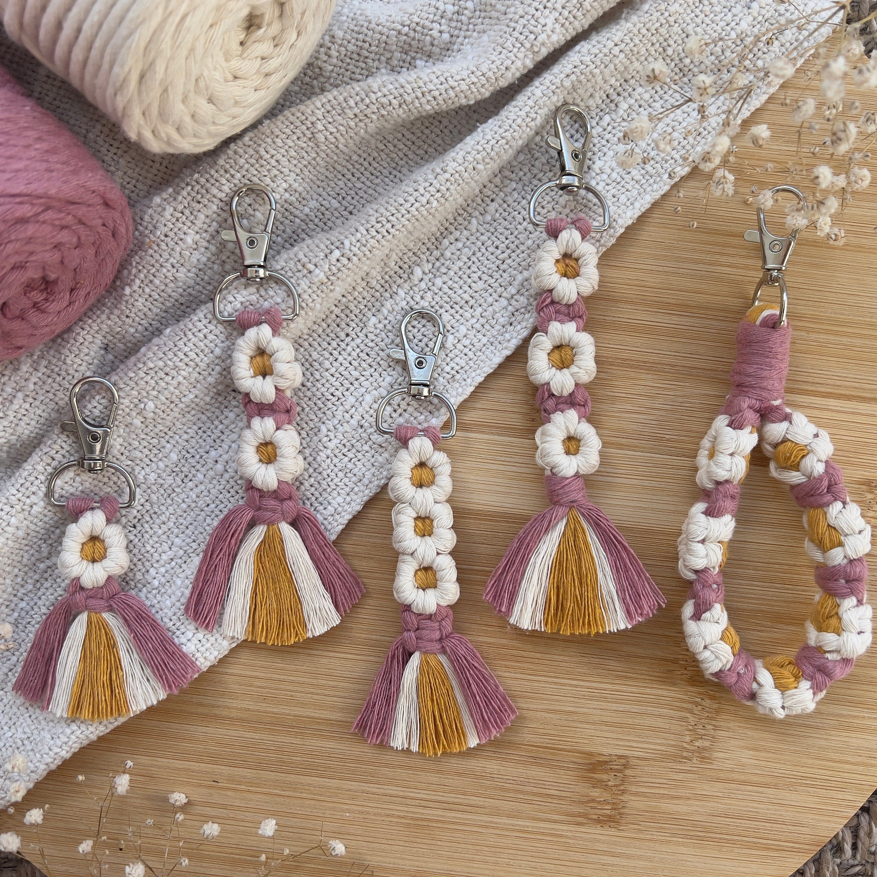Makramee Blumen Schlüsselanhänger Alt-Rosa, Gast- & Muttertagsgeschenk, Boho Stil, Handgemacht, Taschenanhänger