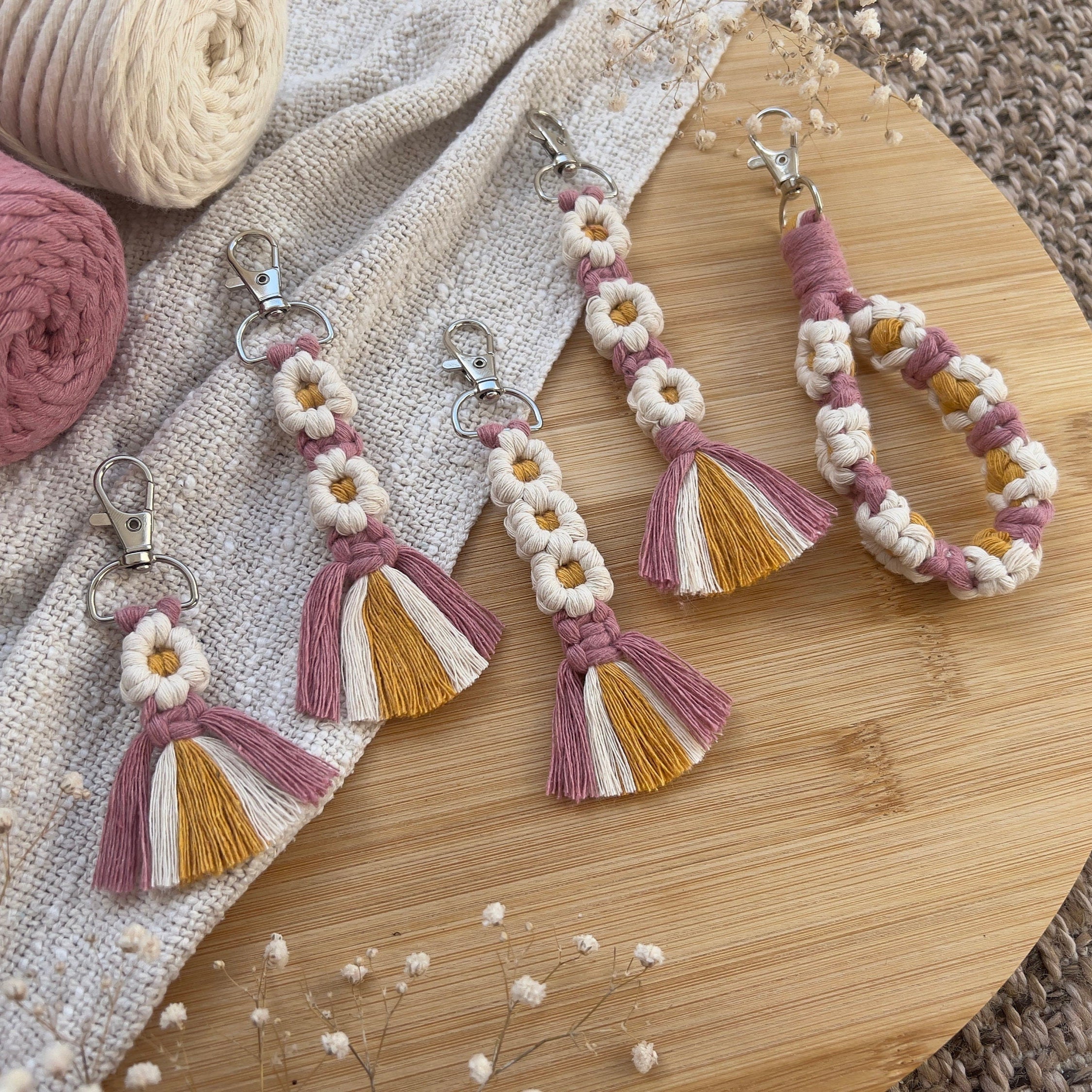 Makramee Blumen Schlüsselanhänger Alt-Rosa, Gast- & Muttertagsgeschenk, Boho Stil, Handgemacht, Taschenanhänger