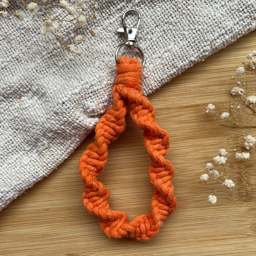 Twister Gedrehter Makramee Schlüsselanhänger, Wähle deine Farbe, Geschenk für Sie, Boho Stil, Handgemacht & Individuell
