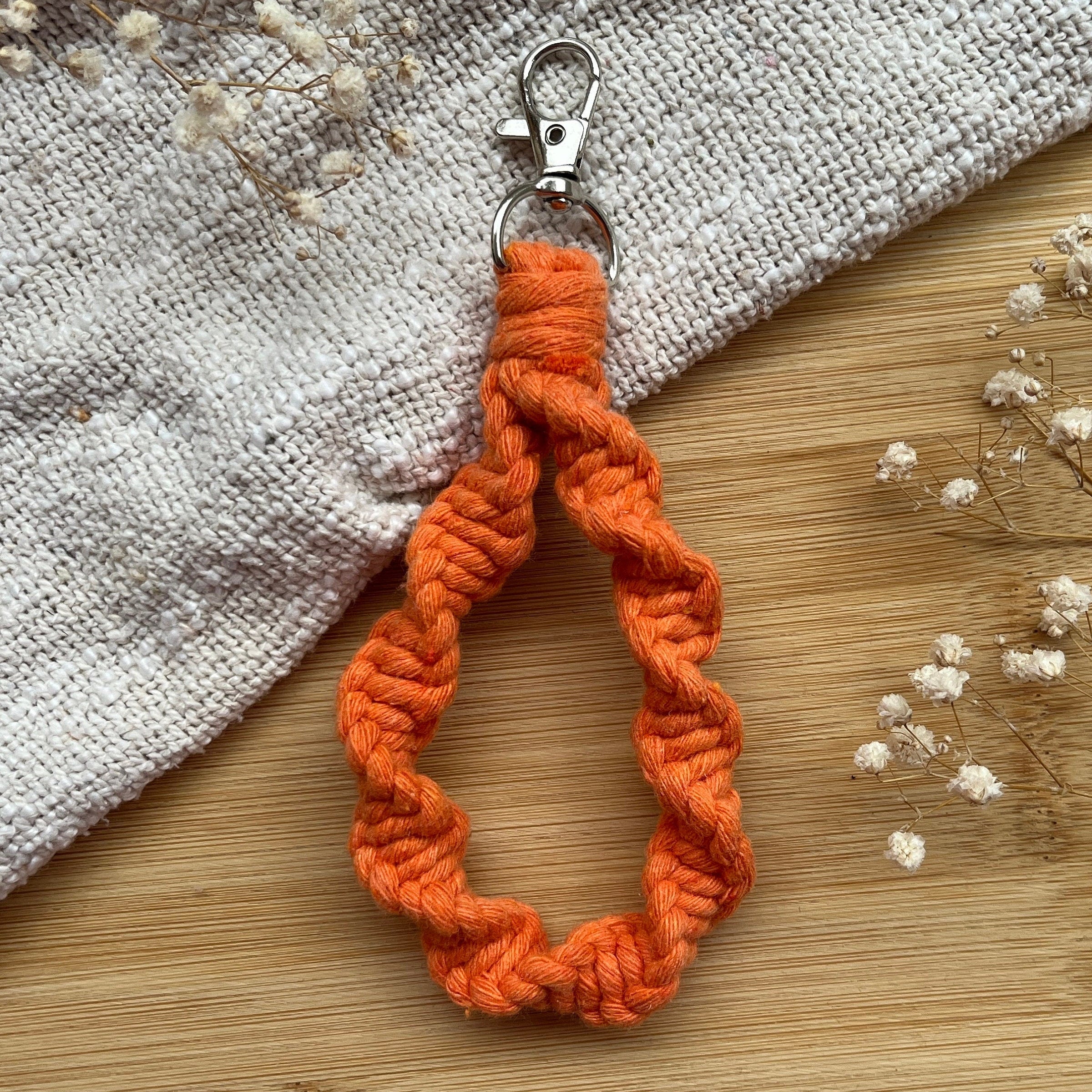 Twister Gedrehter Makramee Schlüsselanhänger, Wähle deine Farbe, Geschenk für Sie, Boho Stil, Handgemacht & Individuell
