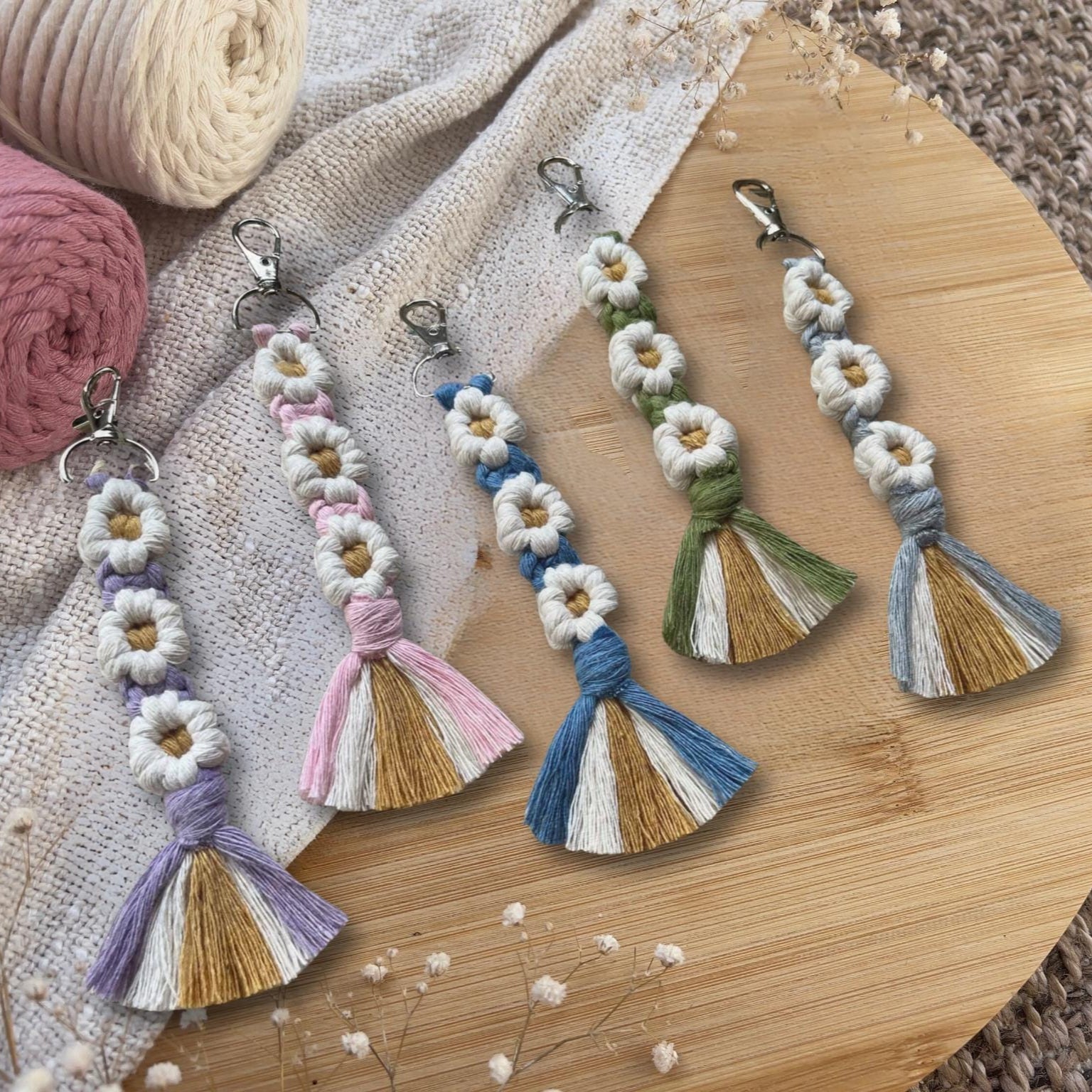 Bunte Makramee Blumen Schlüsselanhänger, Gast- & Muttertagsgeschenk, Boho Stil, Handgemacht, Taschenanhänger