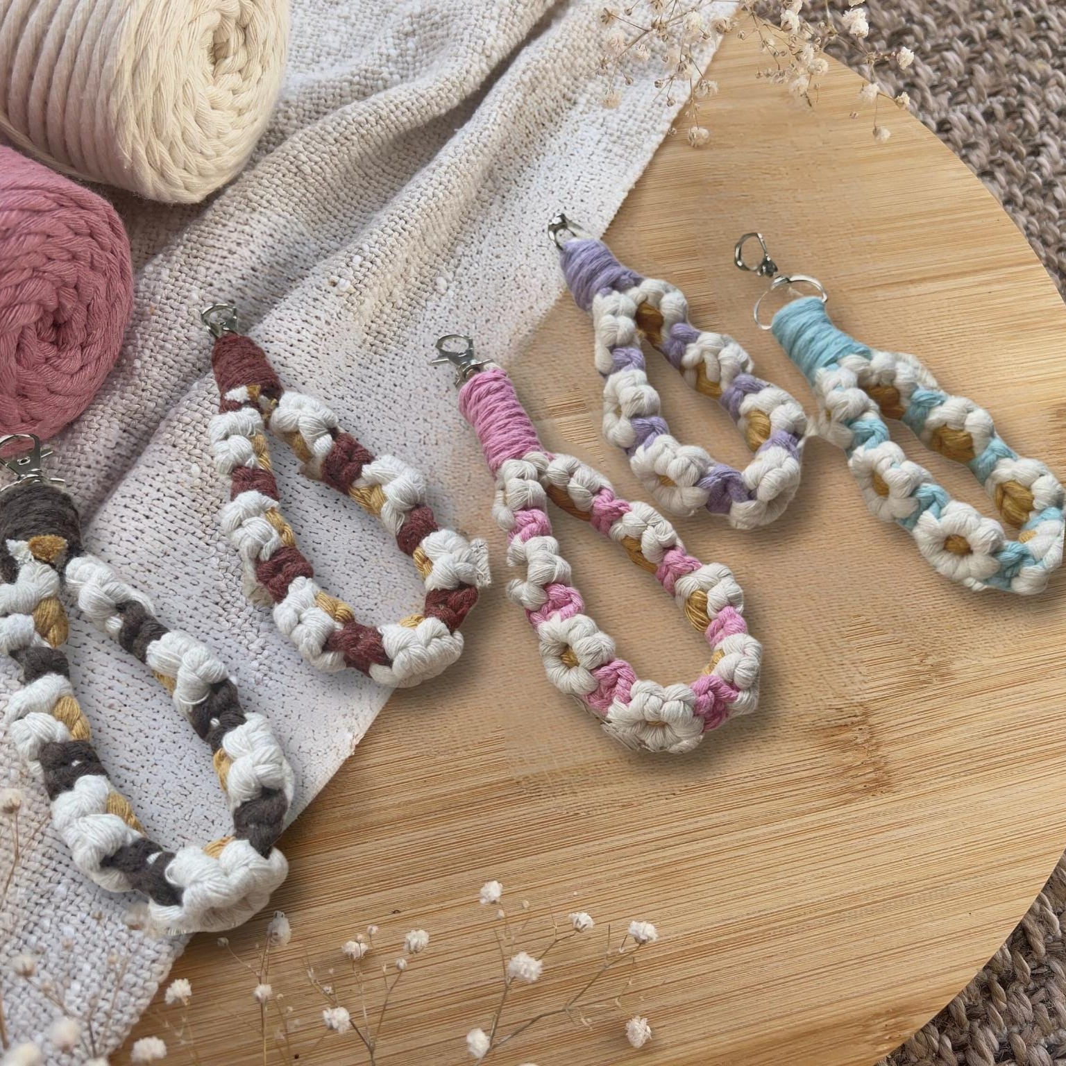 Handgemachter Blumen Makramee Schlüsselanhänger – Wähle deine Farbe | Boho Stil | Individuell | Perfektes Geschenk